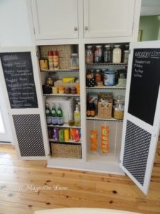 (Imagen tomada de: https://homemadely.com/organization/kitchen-pantry-ideas/) Almacenamiento con etiquetas