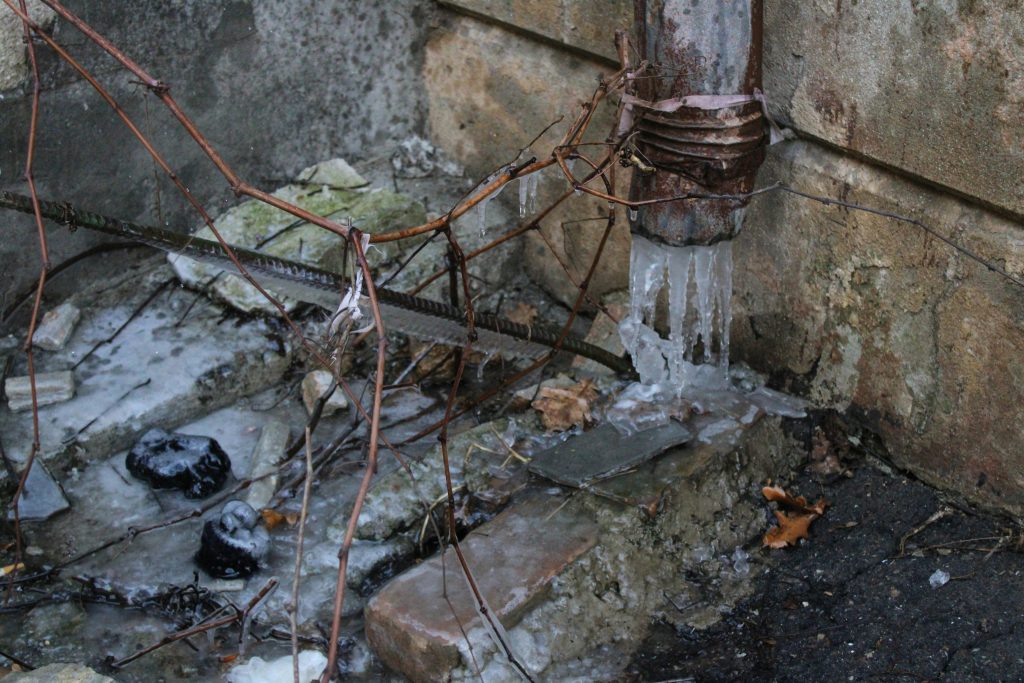 CAÑERÍAS CONGELADAS EN INVIERNO CHILE: PREVENCIÓN Y SOLUCIONES URGENTES – SOS ASISTENCIA - SOS ASISTENCIA nadiia ganzhyi SaEEV5Fk1WU unsplash